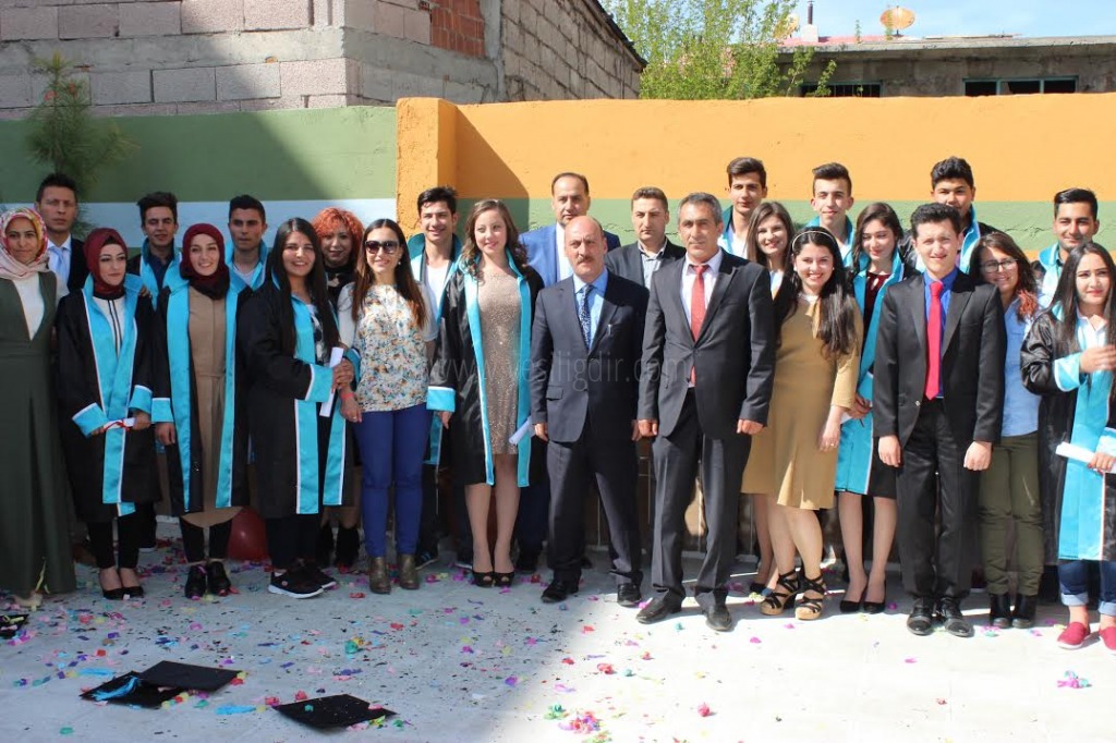 KAFKAS MESLEKİ TEKNİK ANADOLU LİSESİ MEZUNİYET TÖRENİ DÜZENLEDİ