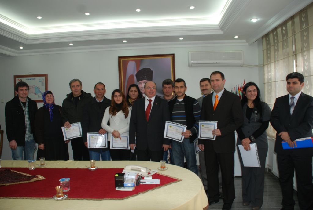 Vali Amir ÇiçekSerka Projeleri Kapsamında STK Temsilcilerine Sertifikalarını Verdi