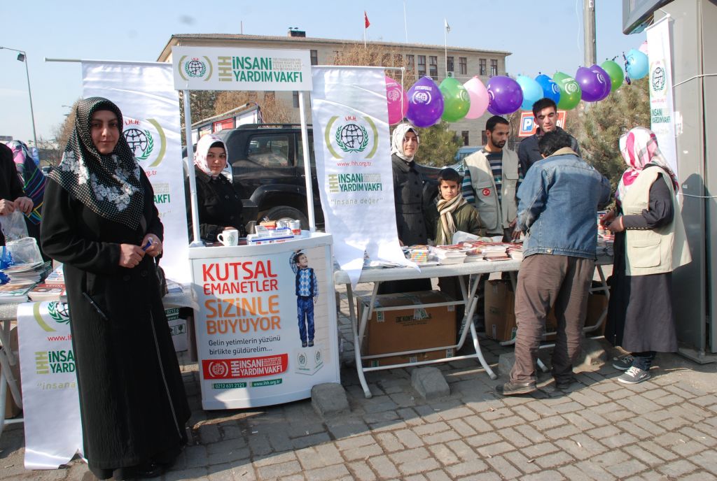 İHH Belediye Meydanında Stant Açtı