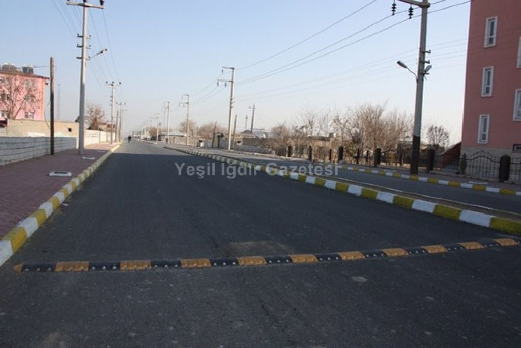 Iğdır Belediyesi Şehirin Çeşitli Yerlerine 13 Adet Hız Kesicisi Bıraktı