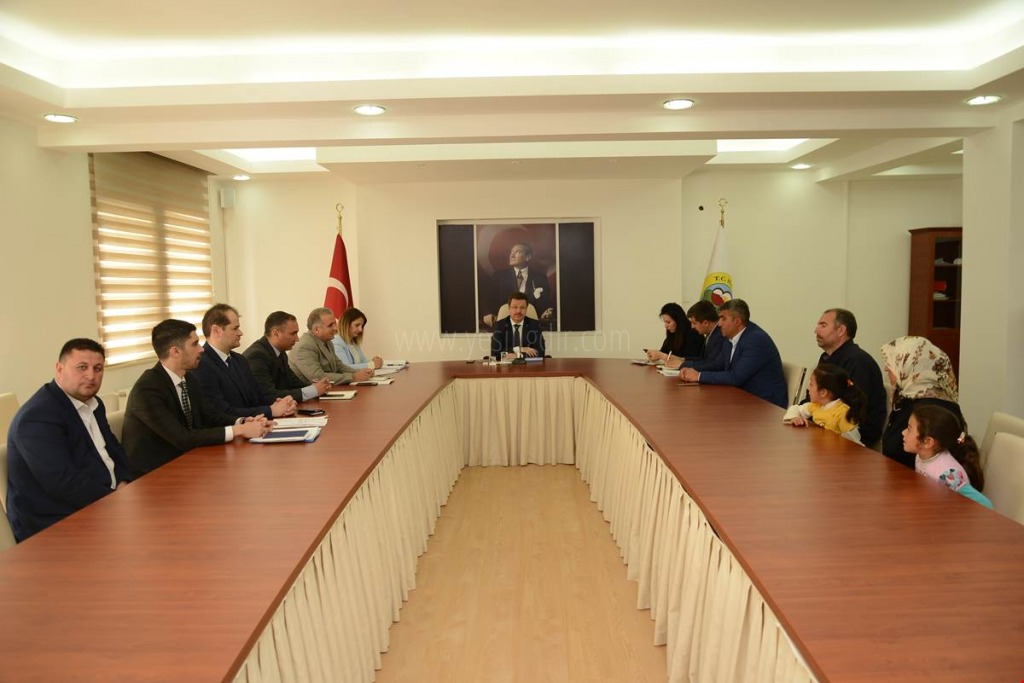 VALİ ÜNLÜ VATANDAŞLARLA BULUŞTU