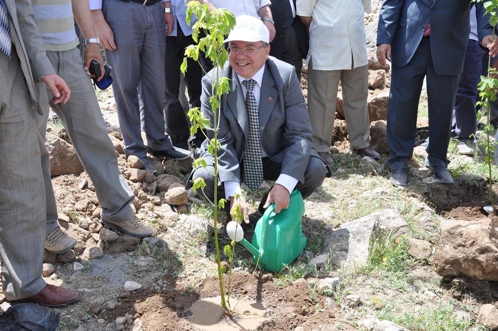 Vali Amir Çiçek Gençlerle Piknik Yaptı