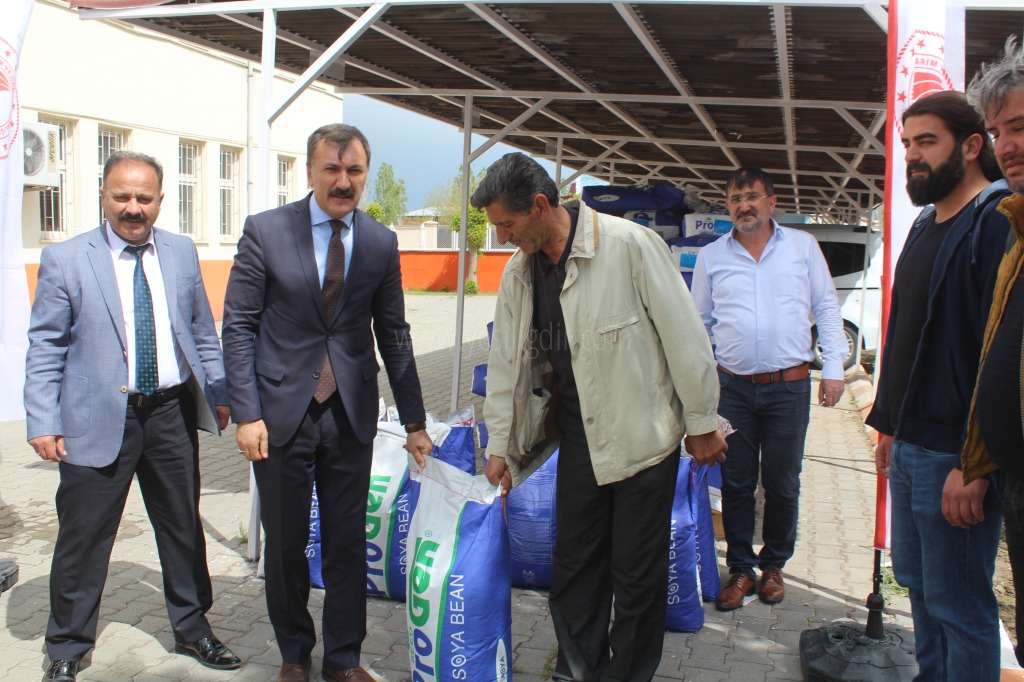 SOYA ÜRETİMİNİ GELİŞTİRME PROJESİ KAPSAMINDA ÇİFTÇİLERİMİZE 50 HİBELİ TOHUMLUK DAĞITILDI