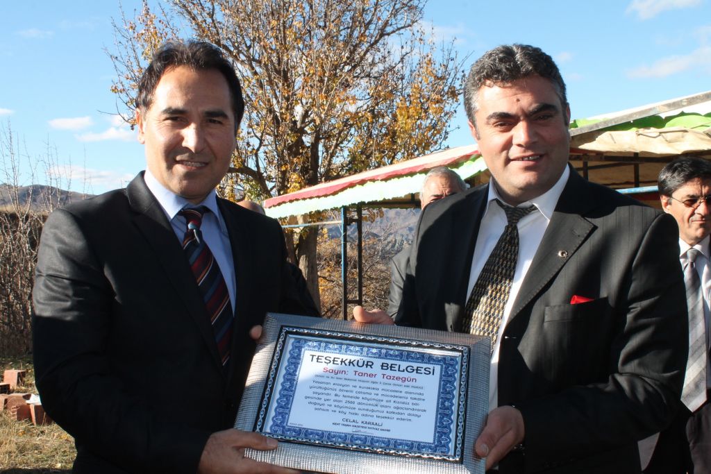 Köylülerden Taner Tazegüne Plaket