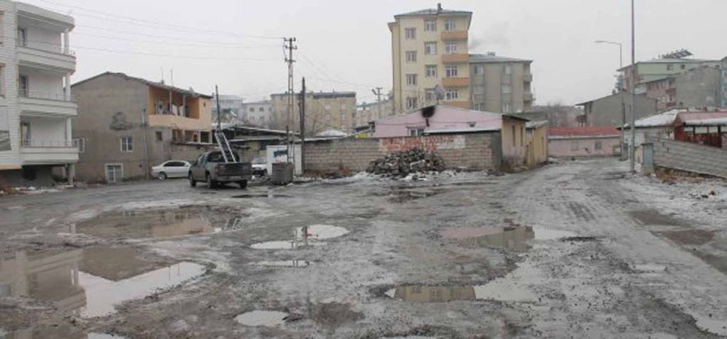 Yollar Köstebek Yuvasına Döndü Vatandaş Tepkili