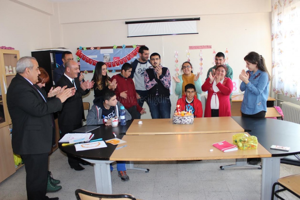MİLLİ EĞİTİM MÜDÜRÜ HAKAN CIRIT ENGELLİ ÖĞRENCİNİN YAŞ GÜNÜNÜ KUTLADI