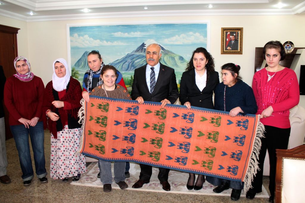 Rehabilitasyon Merkezinden Vali Pek'e Anlamlı Ziyaret