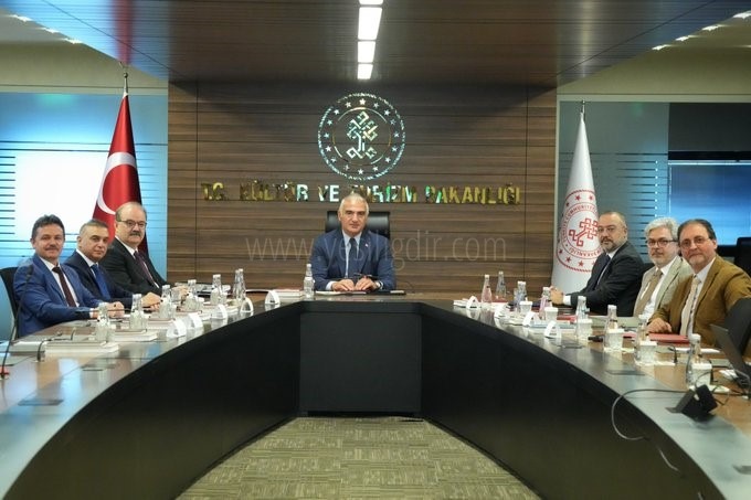 Bakan Ersoy Yunus Emre Enstitüsü mütevelli heyeti ile bir araya geldi