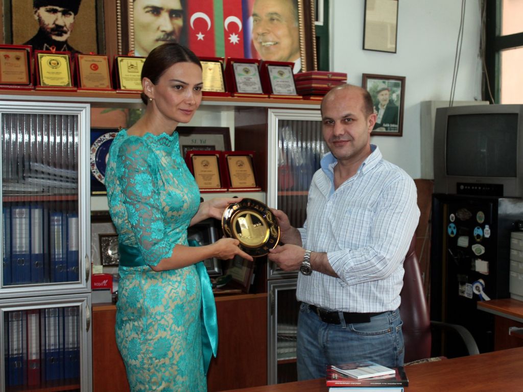 Milletvekili Genire Paşajeva'dan Gazetemize Nezaket Ziyareti