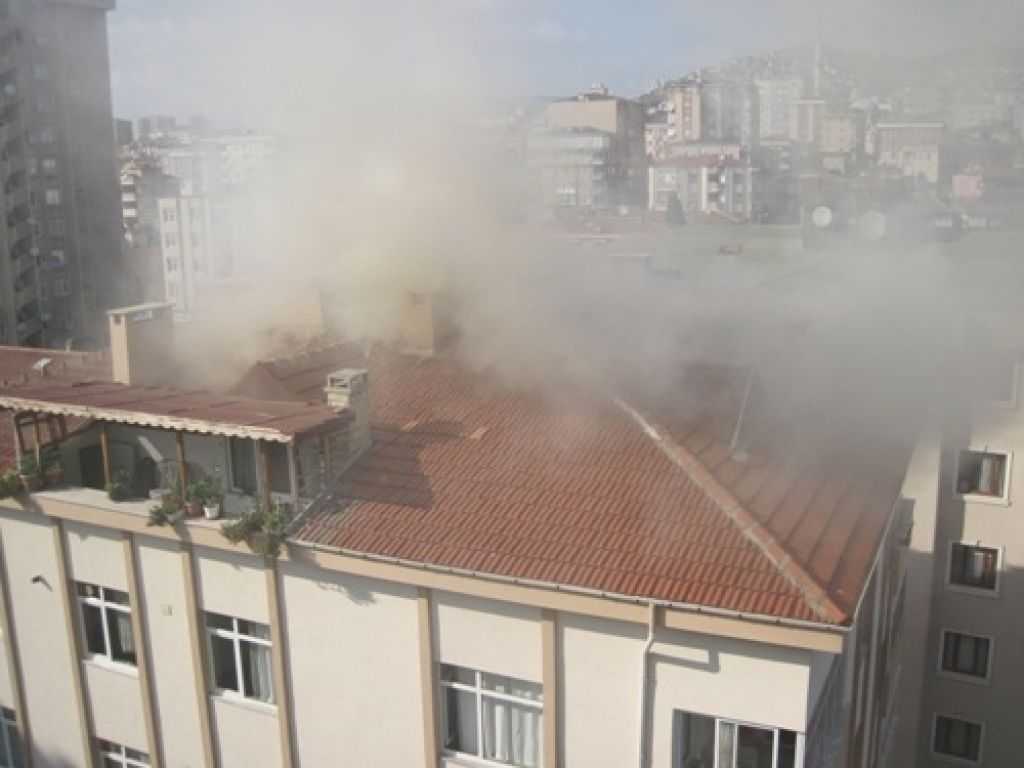 Çatı'da Çıkan Yangın Paniğe Neden Oldu