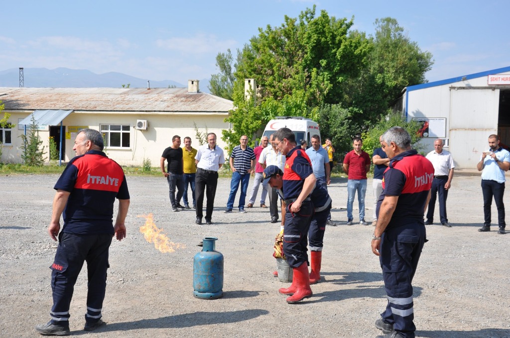 İL ÖZEL İDARESİ MAKİNE PARK SAHASINDA YANGIN TATBİKATI YAPILDI
