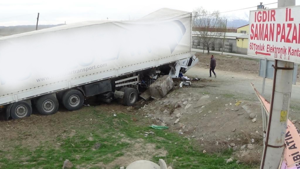TIR DEVRİLDİ 1 YARALI
