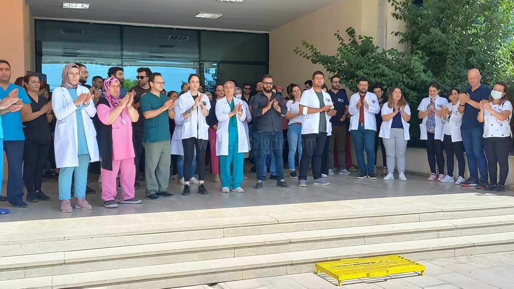 Iğdırda sağlıkçılar katledilen Dr Ekrem Karakaya için ayakta
