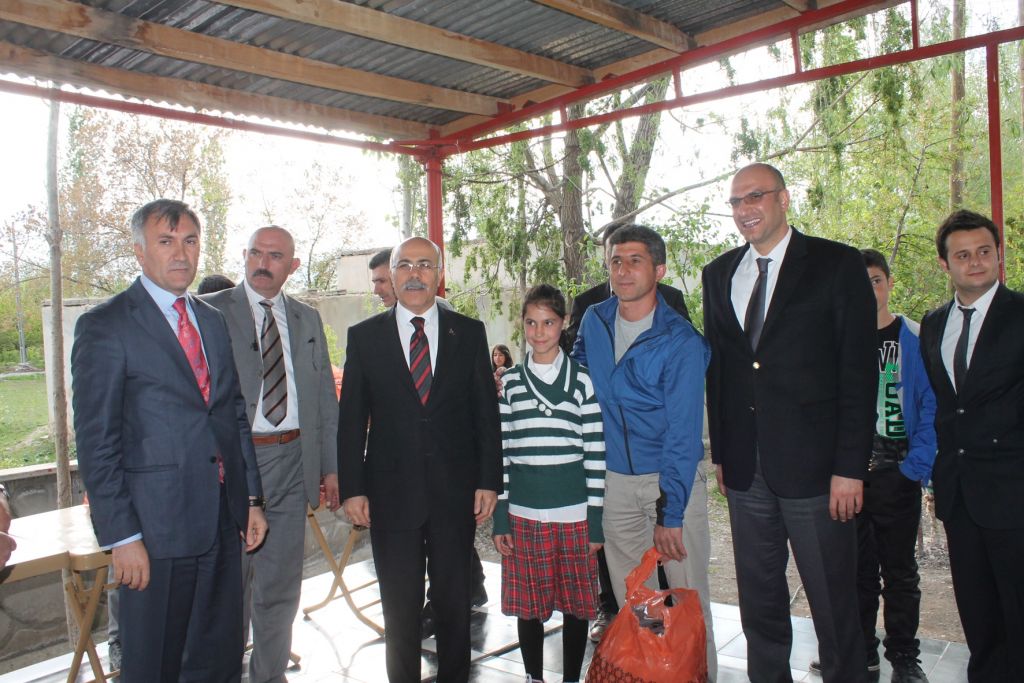 Vali Pek Spor Sahasının Açılışını Yaptı
