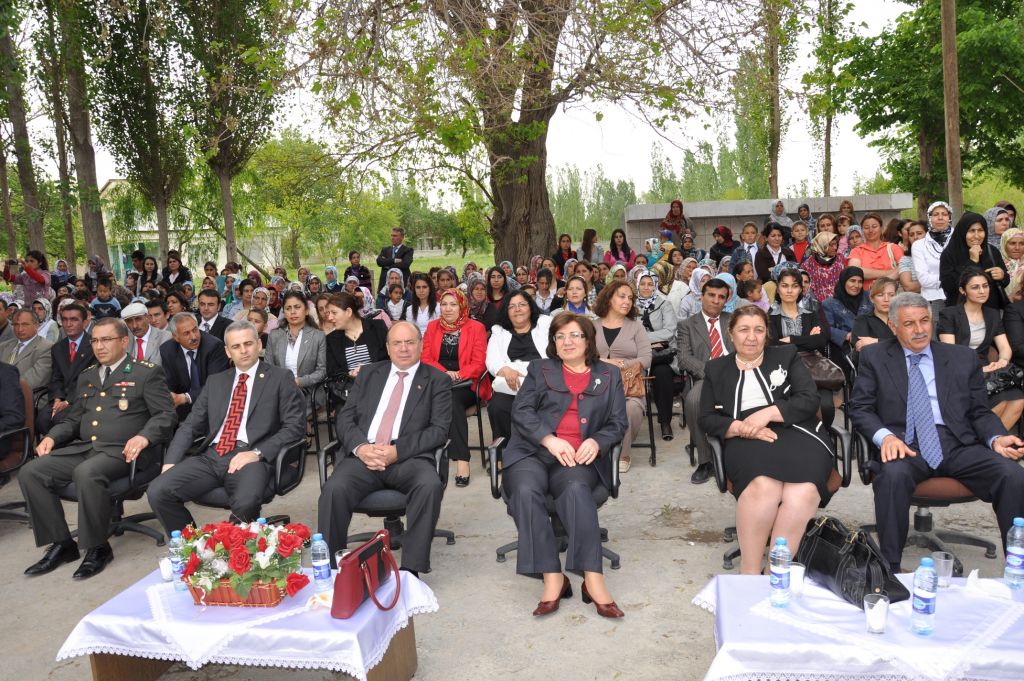 Aralık Halk Eğitim Merkezi Yıl Sonu Sergisini Açtı