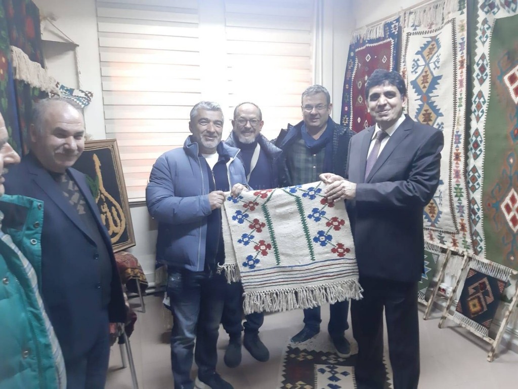 İş İnsanı Cantürk Alagöze Karabağ Kilimi Hediye Edildi