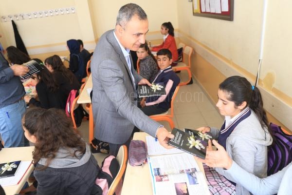 Öğrencilere Kitap ve Oyuncak Hediye Edildi