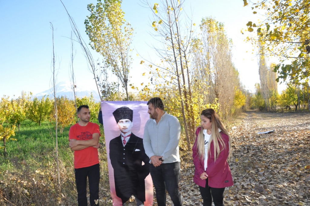 ATATÜRKÜ İREM BAĞLARINDA ANDILAR