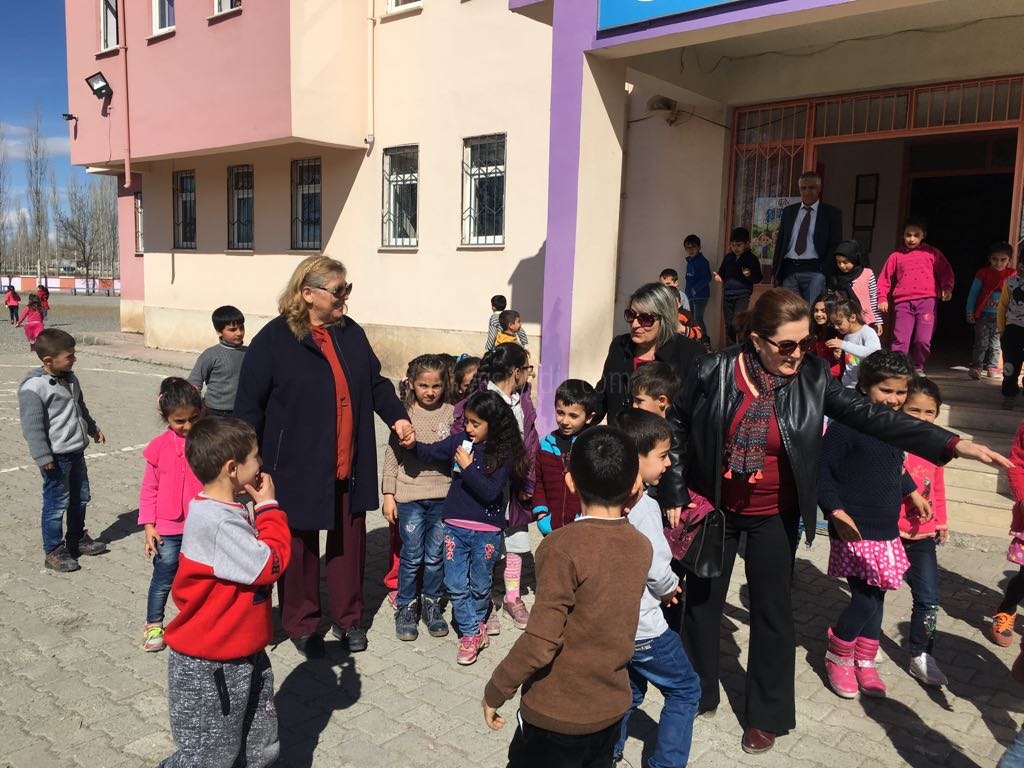 Türk Kadınlar Derneğinden Kıyafet Yardımı