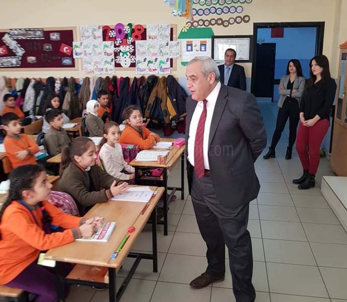 Milli Eğitim Müdüründen Hüsnü M Özyeğin İlkokuluna ziyaret