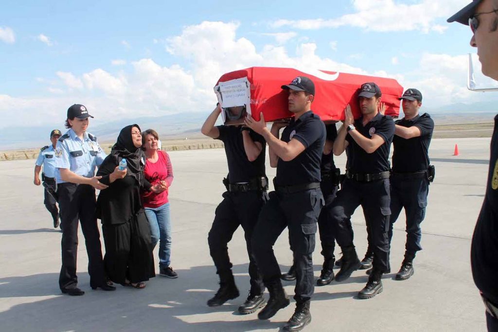 Şehit Polis Göz Yaşları İçinde Karşılandı