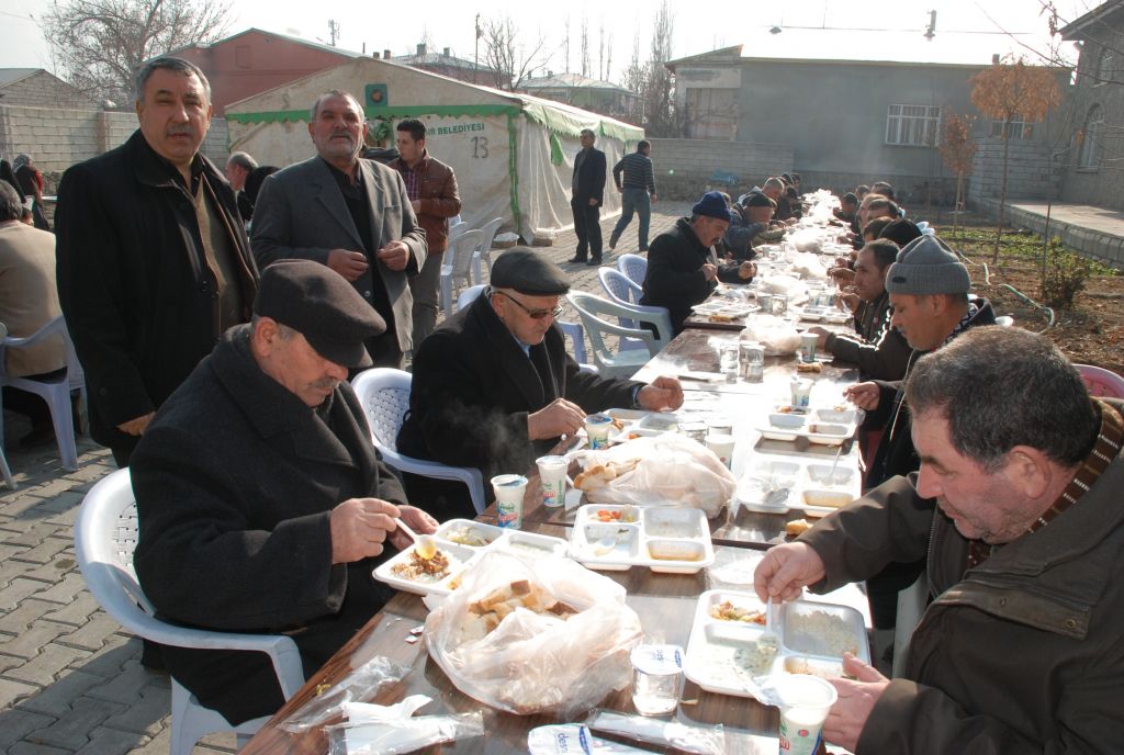 Iğdır'da Hz Hüseyinin şehit edilişinin 40 Günü nedeniyle yemek verildi