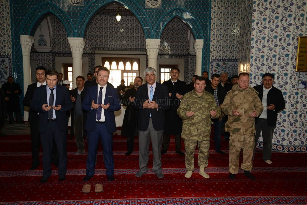 AFRİN ŞEHİTLERİ İÇİN HELVA DAĞITILDI