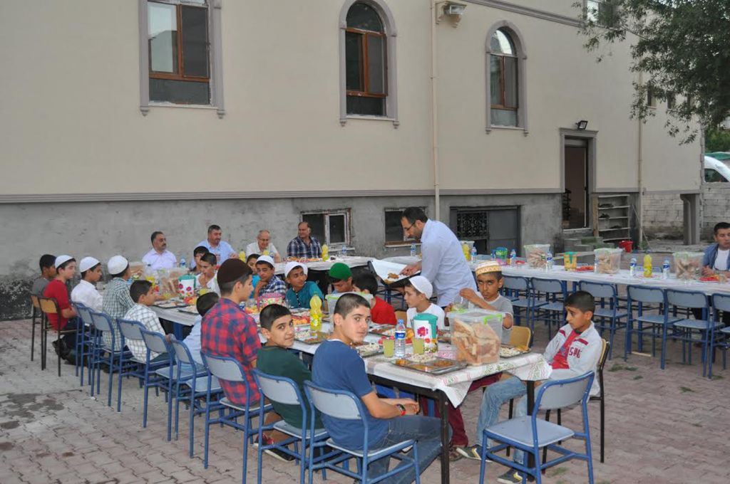 Iğdır Valisi İftarda Öğrencilerle Buluştu