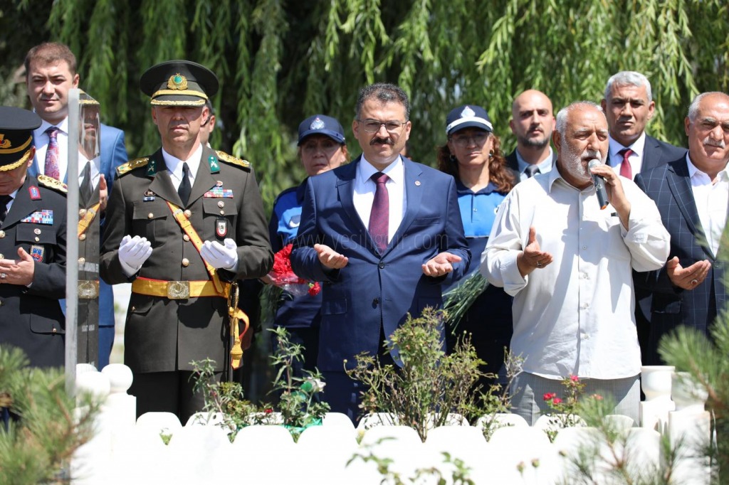 30 Ağustos Zafer Bayramı Dolayısıyla Şehit Mezarlıkları Ziyaret Edildi
