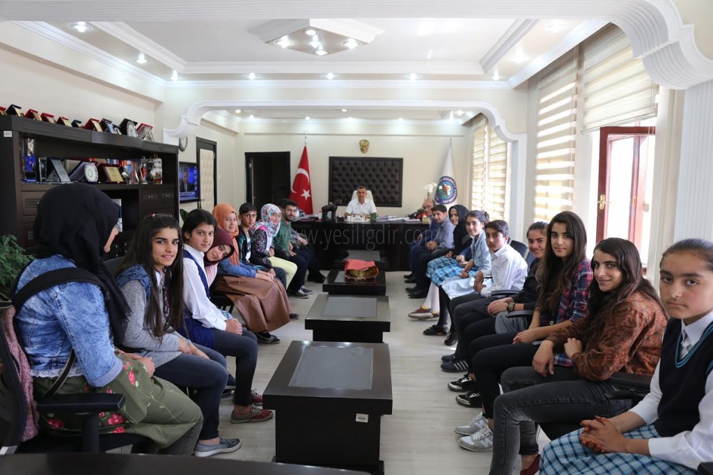 ÖĞRENCİLERDEN BELEDİYE BAŞKANI MURAT YİKİTE ZİYARET