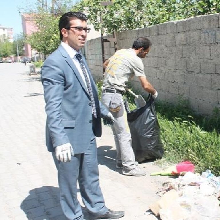Örnek Muhtar Hakan Gül Bayram Tatilinde Bile Yine Sokaklarda