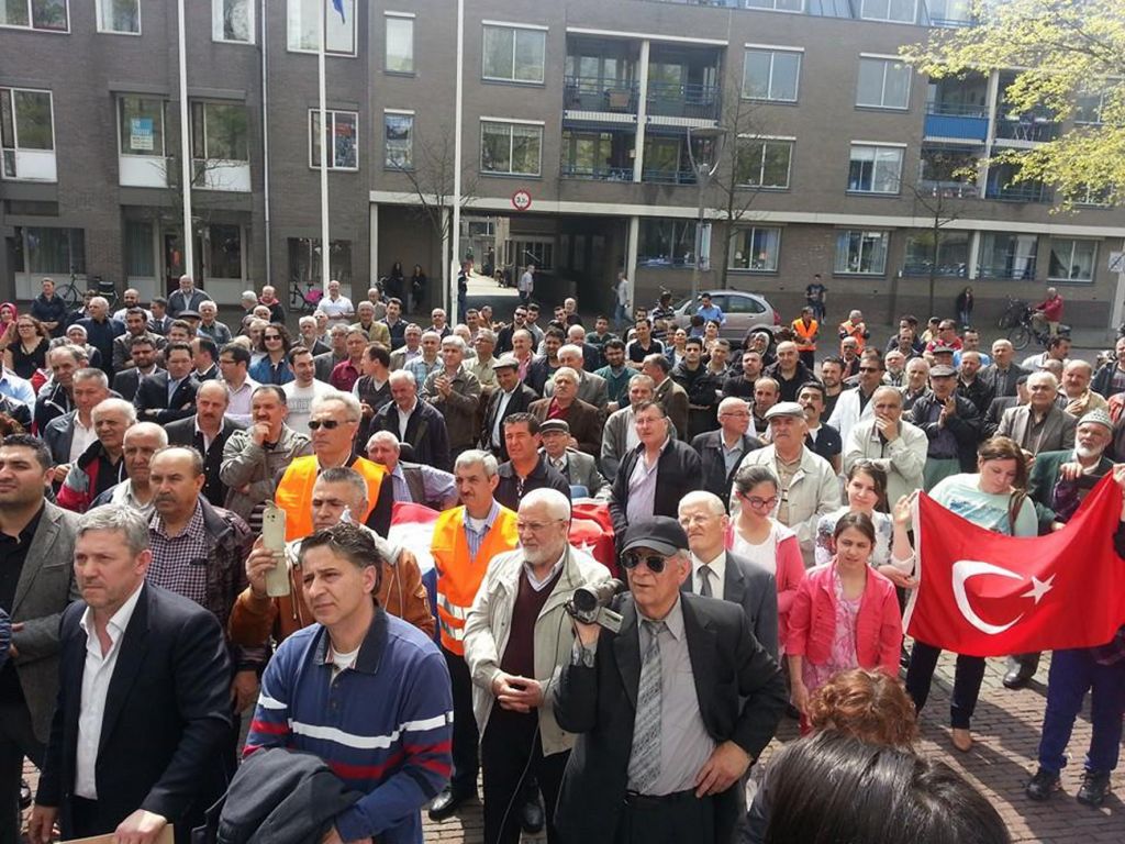 Almelo'da ki yeni Ermeni sözde soykırım anıtı STK'lar tarafından protesto edildi