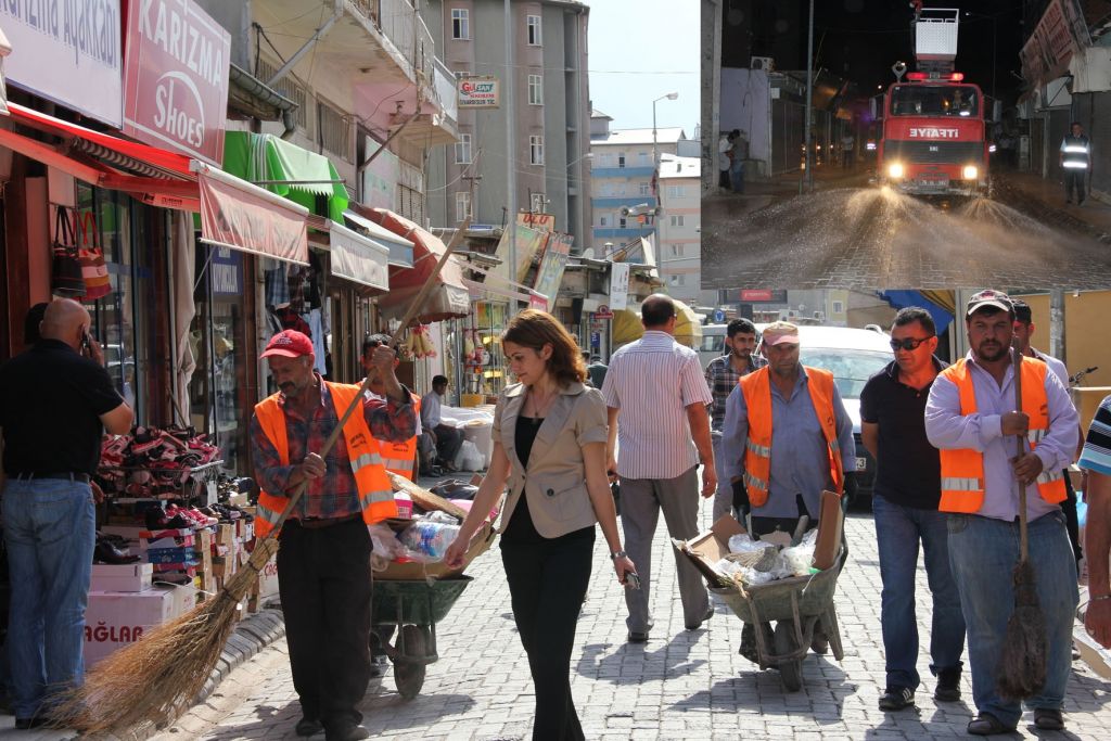 Iğdır Belediyesi gündüz temizliyor akşam su ile yıkıyor