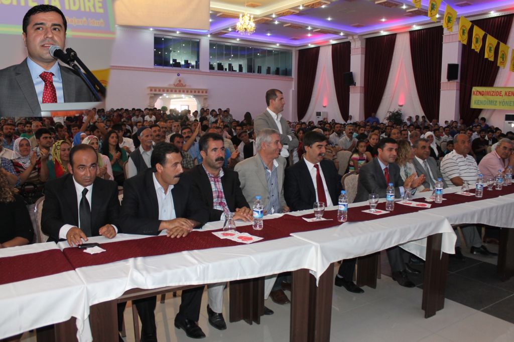 Selahattin Demirtaş Valiliğinizin Tabelasını Sökeriz