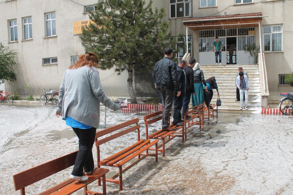Iğdır'da dolu ekili alanlara zarar verdi