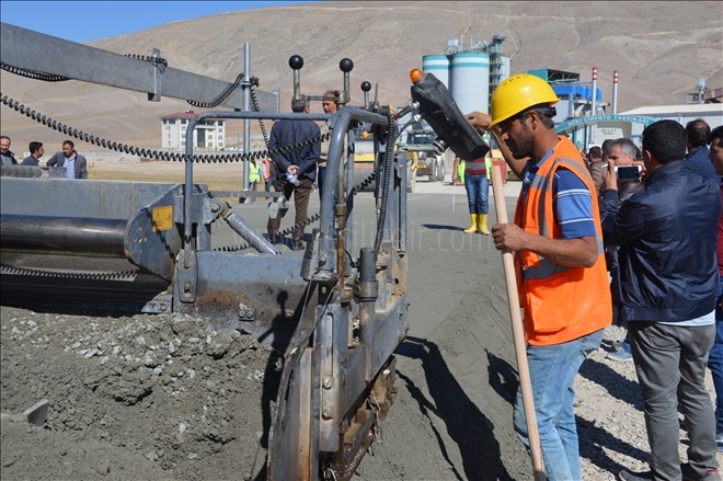 AĞRI ÇİMENTO FABRİKASI SIKIŞTIRILMIŞ BETON YOL SSB YAPIMINA BAŞLADI