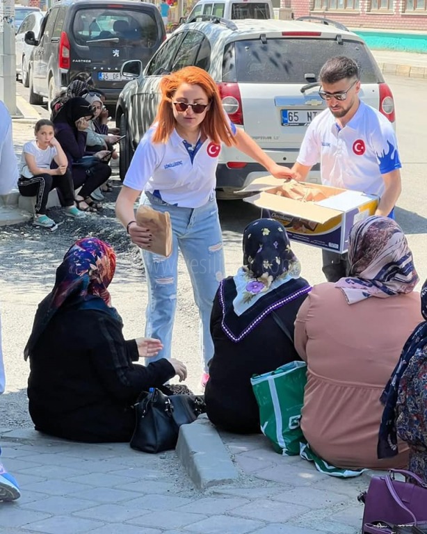 YKS Öncesi Öğrencilere Çay Ve Simit İkramı