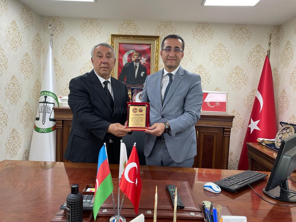 SERDAR ÜNSALDAN BARO BAŞKANI SERKAN ALAKANA PLAKET