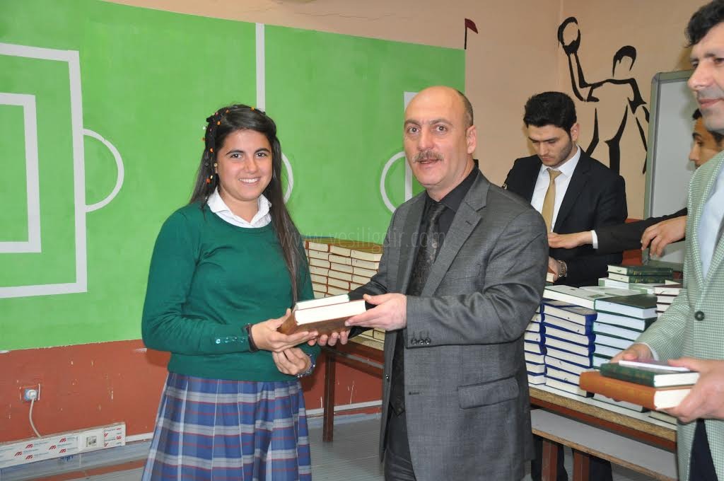 ANADOLU ATATÜRK LİSESİ ÖĞRENCİLERİNE KURAN-I KERİM DAĞITILDI
