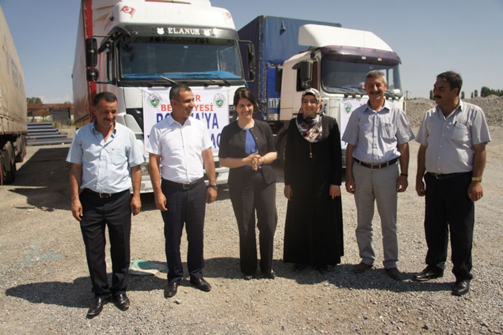 Iğdır Belediyesinden Rojavaya 4 tır gıda yardımı