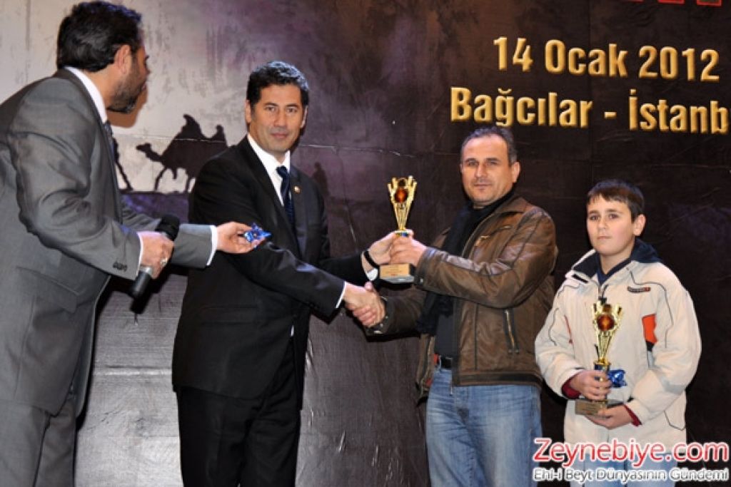 Sanatçılar Aşura Basın Töreninde Ödüllerini MHP Iğdır Milletvekili Sinan Oğanın Elinden Aldı
