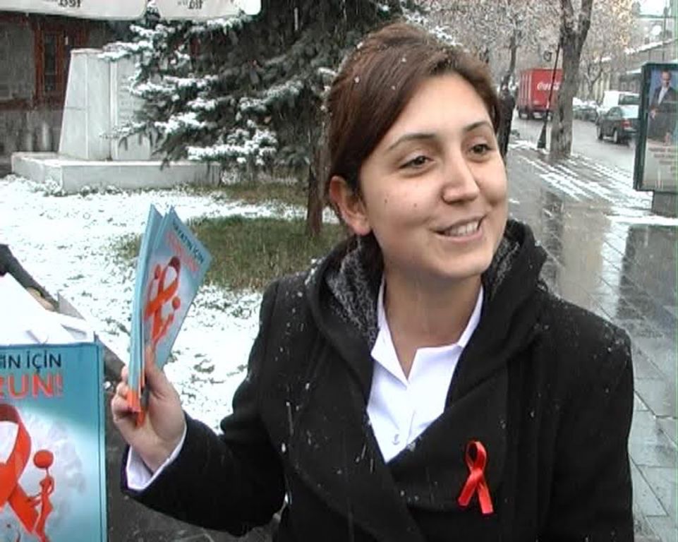 Aıds'i Kırmızı Kurdale ile Anlattılar
