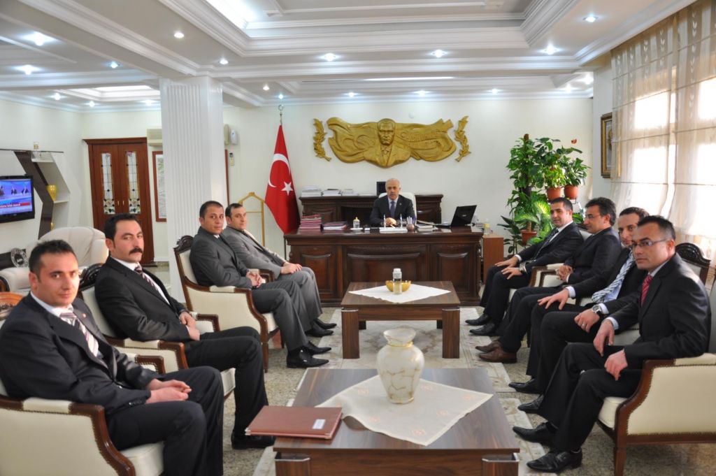 Genç Girişimciler Iğdır Valisi Ahmet Pek'i Makamında Ziyaret Ettiler