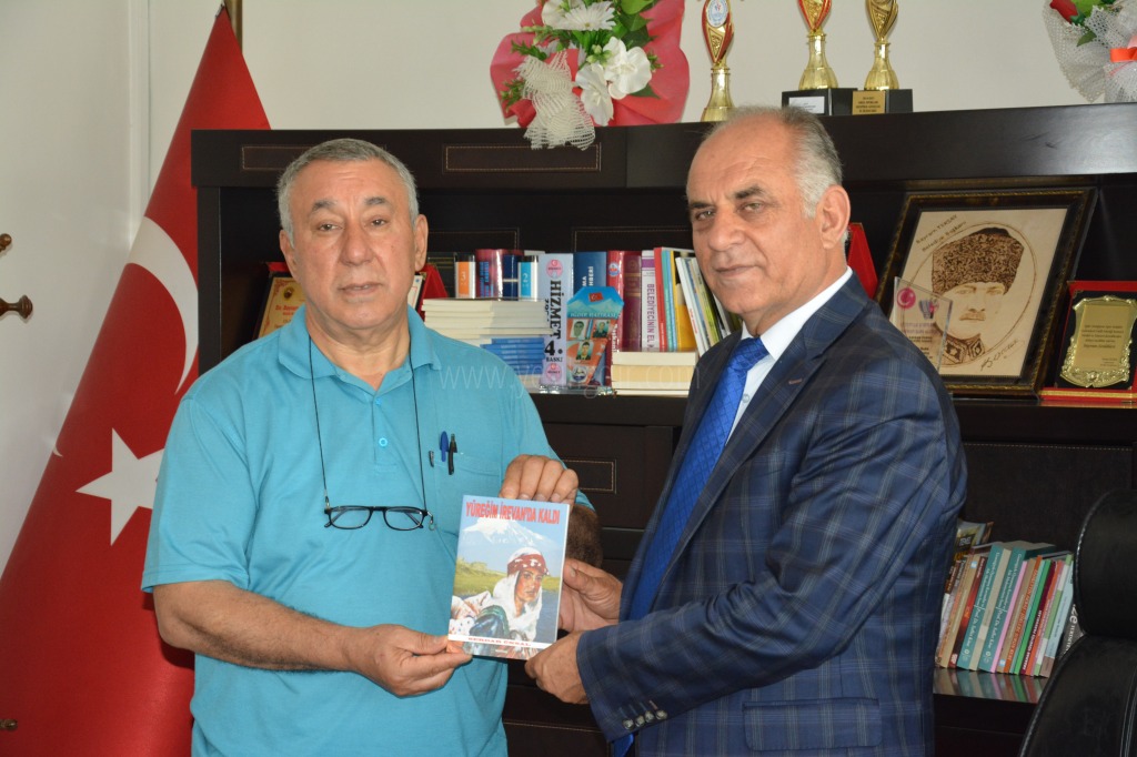 SERDAR ÜNSAL YÜREĞİM İREVANDA KALDI ROMANINI BAYRAM TEKSAYA HEDİYE ETTİ