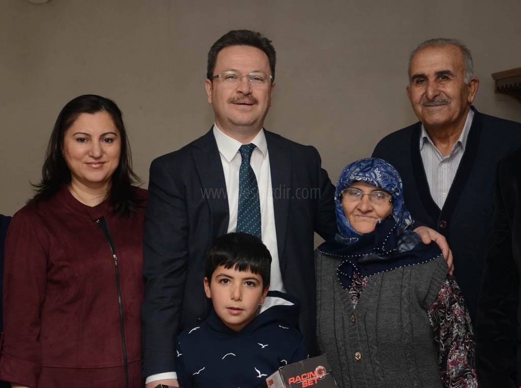 VALİ ENVER ÜNLÜ EŞİ SEMA ÜNLÜ İLE BİRLİKTE ŞEHİT AİLESİNİ ZİYARET ETTİ