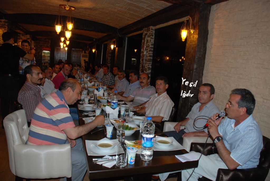 Kurtuluş İlköğretim Okulu Öğretmenlerinden Tayini Çıkan Arkadaşlarına Veda Yemeği
