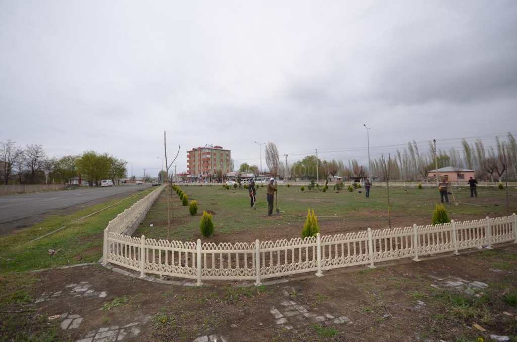 PARKLAR YENİLENİP MODER BİR KONUMA GETİRİLİYOR