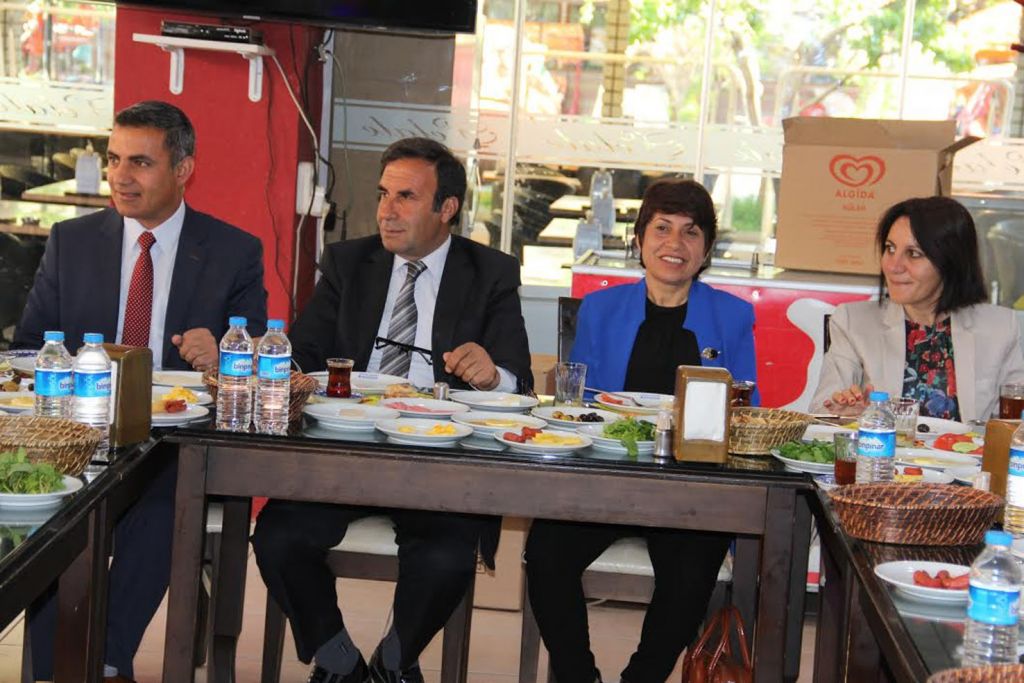 HDPli Milletvekili adayları basınla kahvaltıda bir araya geldi