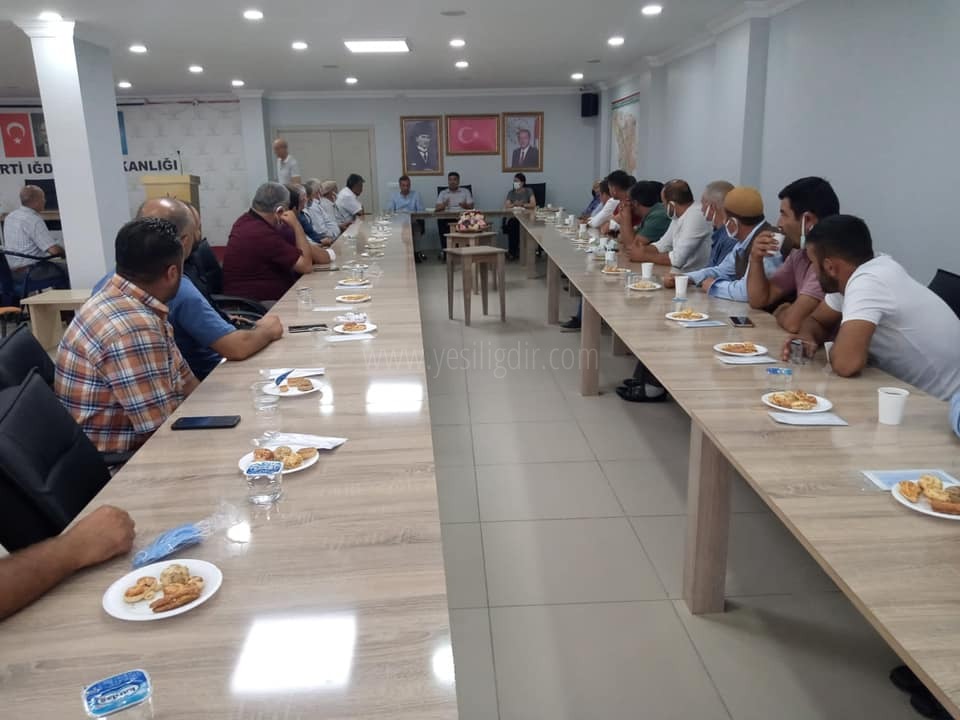 Ak Parti İl Başkanı Ali Kemal Ayaz Mahalle ve köy başkanlarıyla bir araya geldi