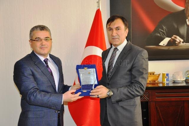 Çevre ve Şehircilik İl Müdürlüğünden İl Özel İdaresi Genel Sekreteri Ferhat Akkuşa plaket